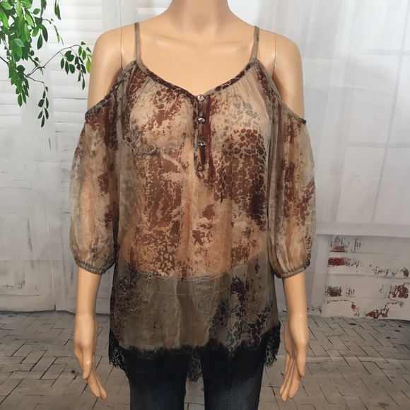 BKE Tops - NEW BKE Boutique cold shoulder top